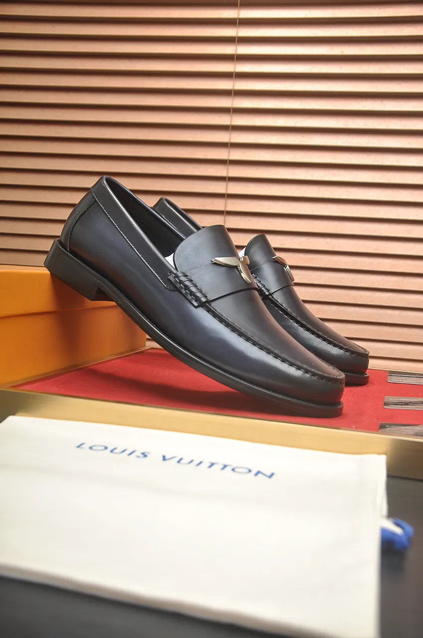 Men's men's shoes 💰560💶 [LV] (original single cowhide lining) 🍀LV's latest genuine leather business suit shoes are launched simultaneously on the official website. The first-layer cowhide imported from Italy is made of heavy gold, 💥1:1 rubber outsole from the official website. Versatile to wear, high-end without losing class, and the color combination is extraordinary. This four-season style is alluring when worn on your feet, showing off your big-name flair. Standard code 38-44 (45 customized)